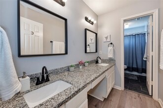 Building Photo - 10815 Oak Bayou Ln