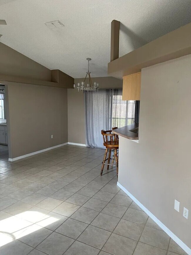 Building Photo - 3 bedroom 2 bathroom Fenced in yard
