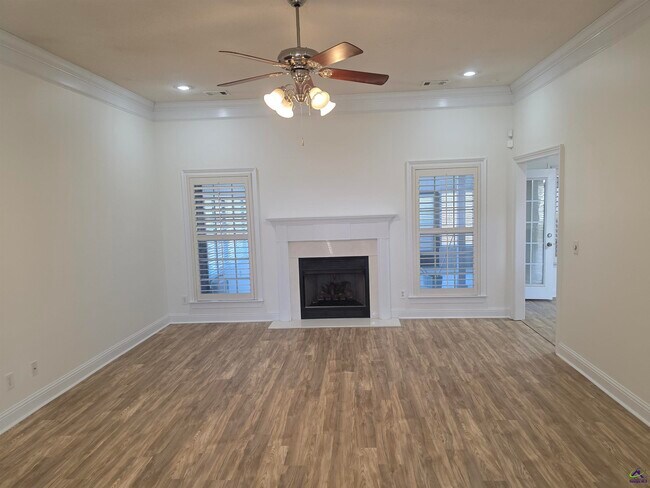 Foto del edificio - 604 Twelve Oaks Dr