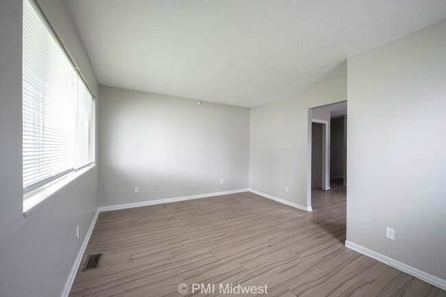 Foto del edificio - 2248 N Leland Ave