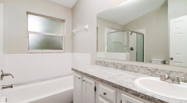 Building Photo - 1533 Oakwood Ct