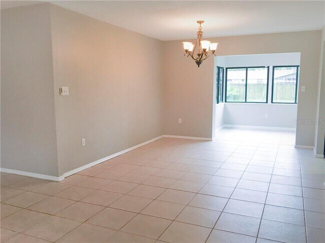 Building Photo - 2230 Oak Terrace