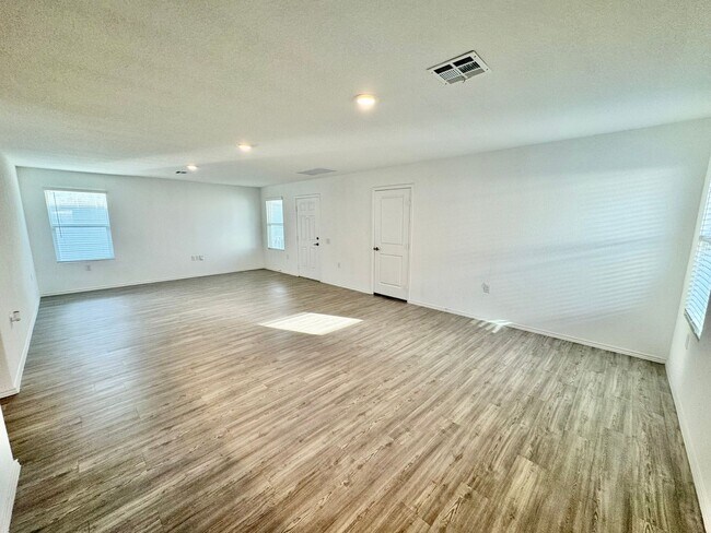 Foto del edificio - Charming 3/2 Home with Garage, Fenced Backyard & Community Amenities!