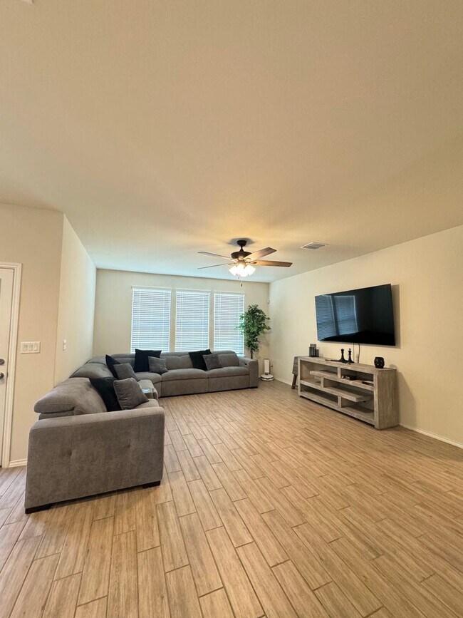 Foto del edificio - Beautiful 4 BD/3 BA Home Available off Wiseman Rd/Far West San Antonio! Available June 1st!