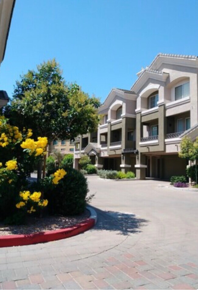 Building Photo - 4465 E Paradise Village Pky S