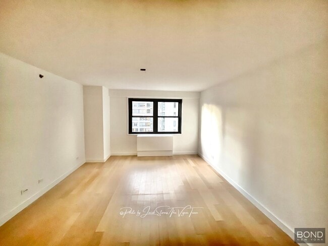 Building Photo - 222 E 39th St