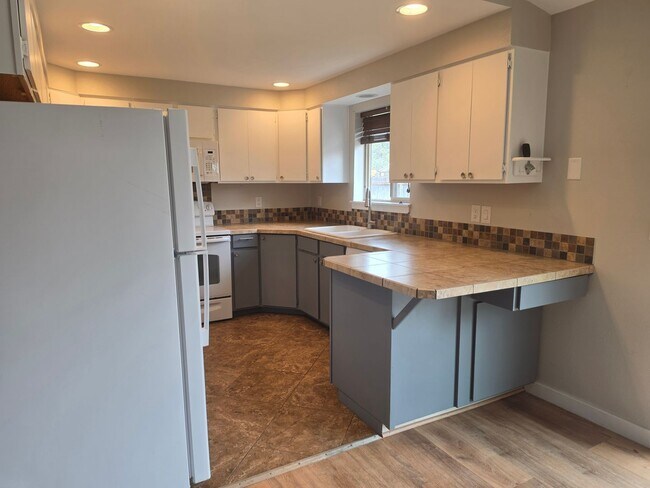 Foto del edificio - 460 N Maple St