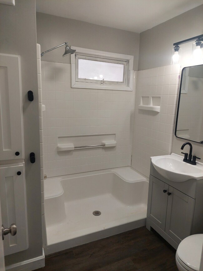 Bath - 726 Truman Ave