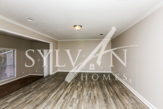 Building Photo - This 3 bedroom, 2 bathroom home on approxi...