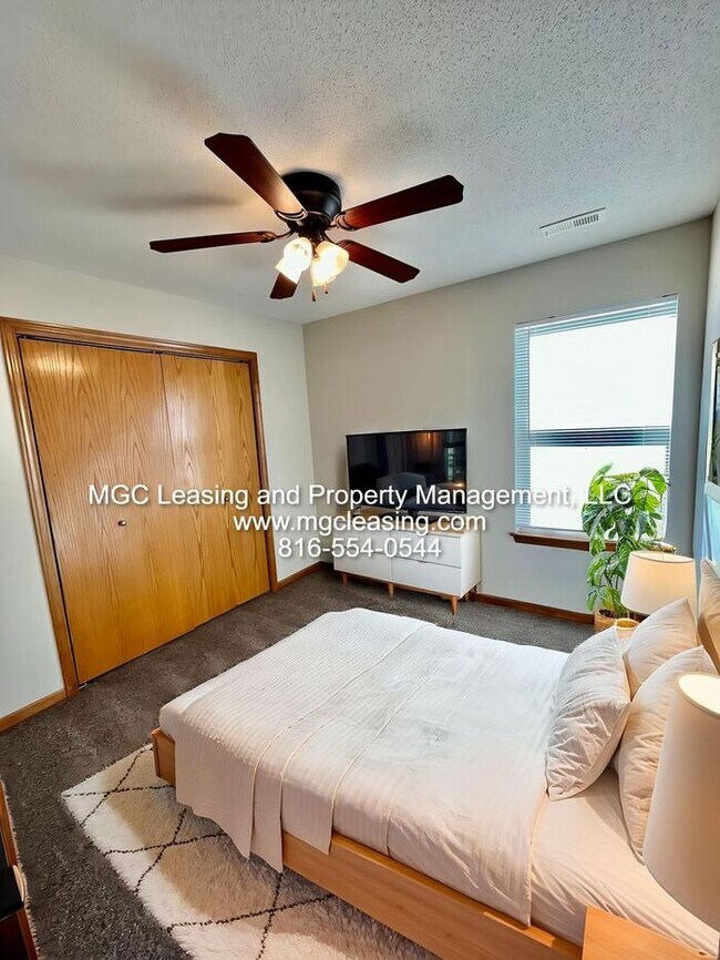 Foto del edificio - Charming Raymore Retreat with Extra Storage!