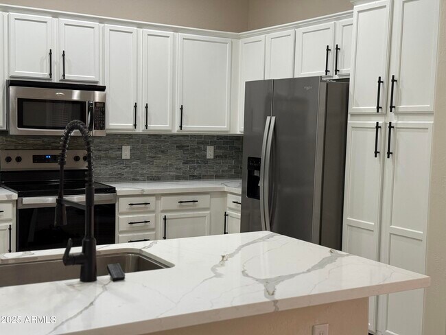 Foto del edificio - 21122 W Sunrise Ln