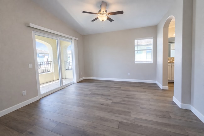 Building Photo - Updated Spacious 2 Bedroom Condo with attached garage in West Murrieta