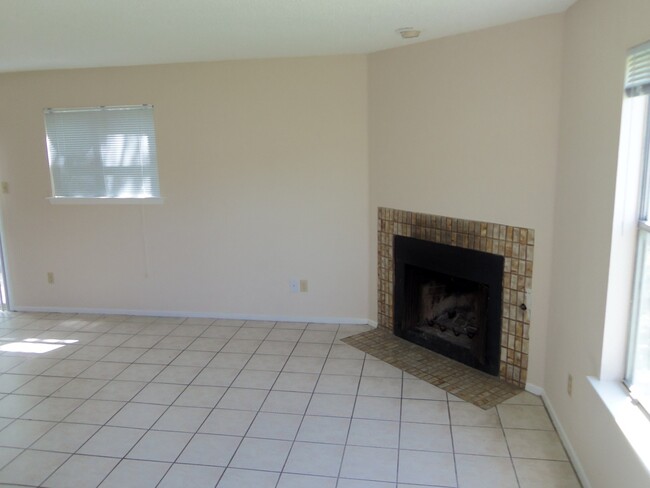 Building Photo - Cute duplex in SE Austin