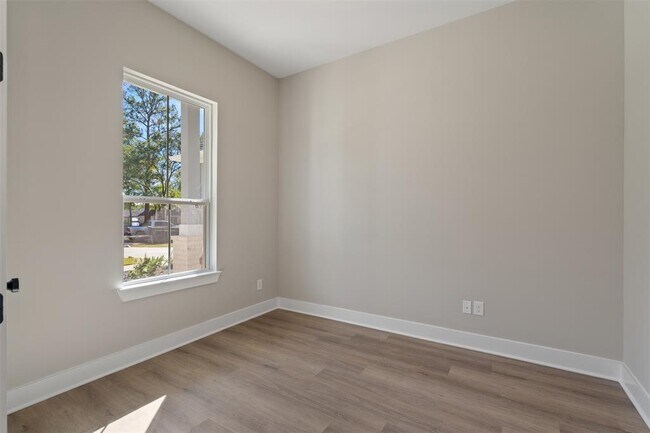 Building Photo - 15109 Paradise Ct