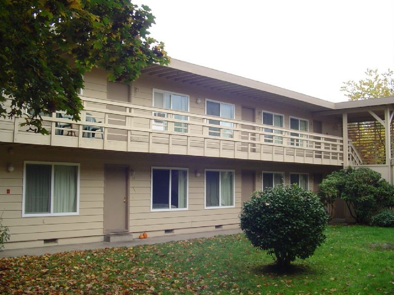 Primary Photo - Well-maintained apartments in Washburne hi...