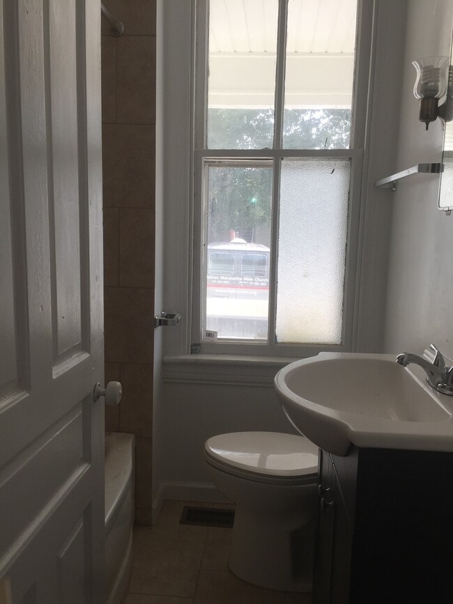 Foto del edificio - Coming Soon! Close to transportation, park...