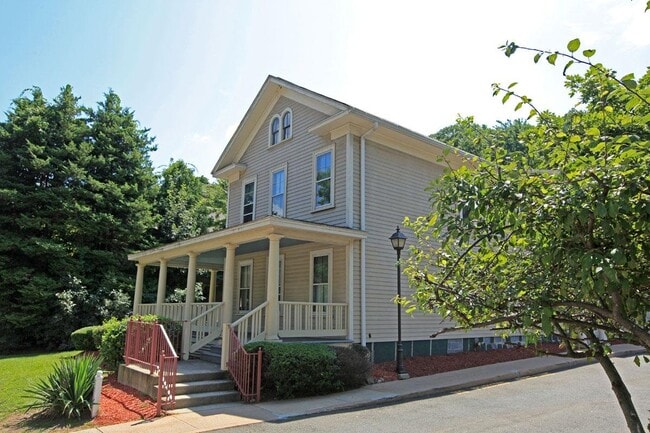 Building Photo - 120 Valley St