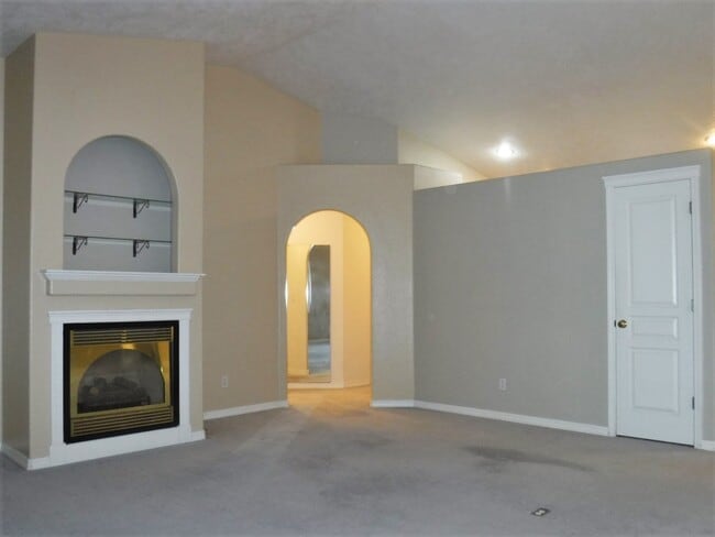 Building Photo - Beautiful single level home with 4 bed 2 bath, just off Indiana and E Ustick Rd.