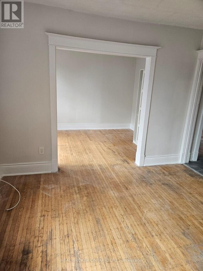 Photo du bâtiment - 985-985 Main St E