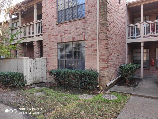 Building Photo - 2255 Braeswood Park Dr
