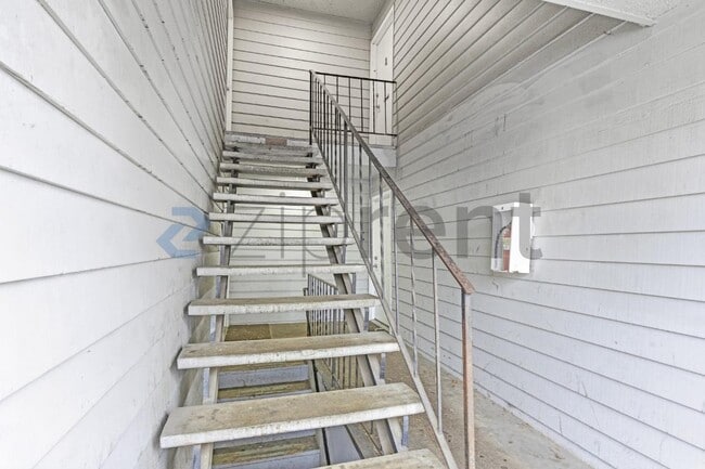 Building Photo - 11036 NE Wygant St