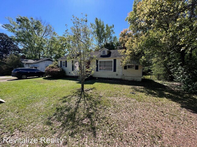 Building Photo - 3 br, 1 bath House - 2015 N McVay Dr