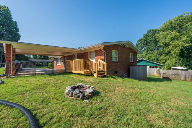 Building Photo - 3 bed and 2 bath house with Den downstairs...
