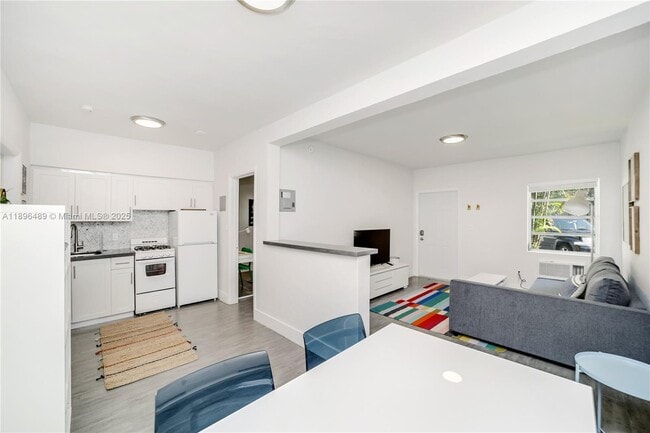 Foto del edificio - 770 NE 123rd St