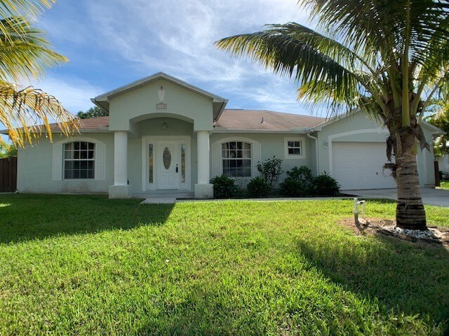 Primary Photo - Spacious 4 Bed with Pool!