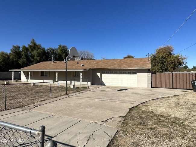 Foto del edificio - 3010 W Orangewood Ave