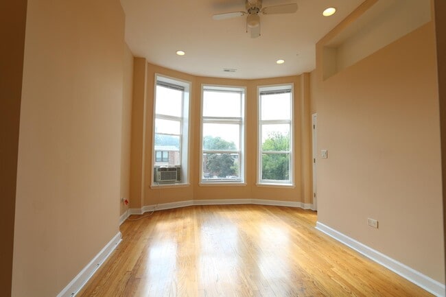 Building Photo - 817 S Laflin St