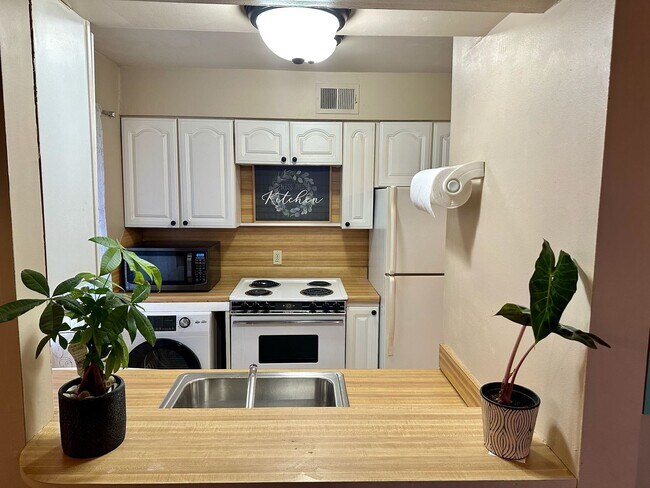 Foto del edificio - Beautiful move in ready first story condo.