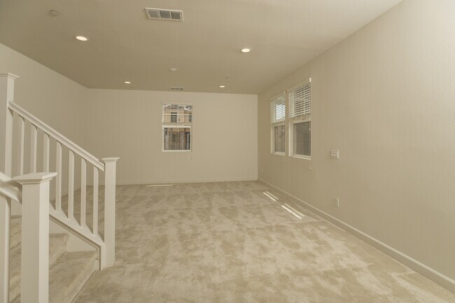 Building Photo - 3 Bedroom Standalone Townhouse w/ 2-Car Ga...