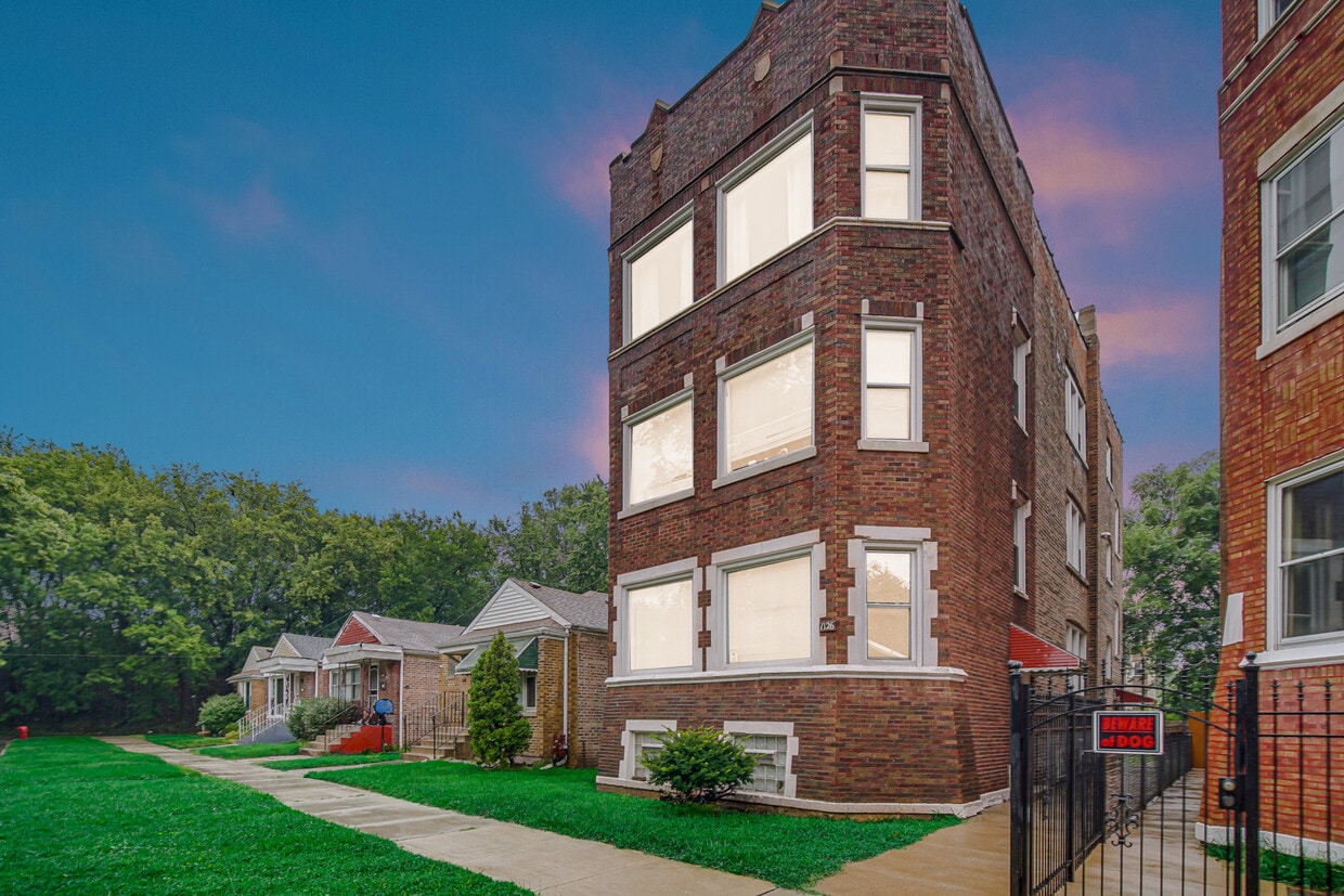 Foto principal - 1126 E 81st Pl