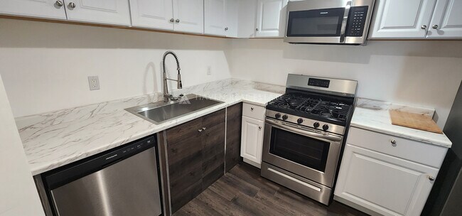 Building Photo - 8368 Kent Dr