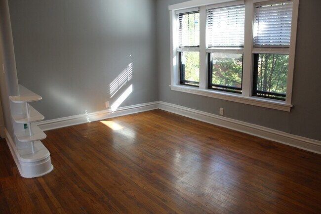 Building Photo - 5026 N Winthrop Ave