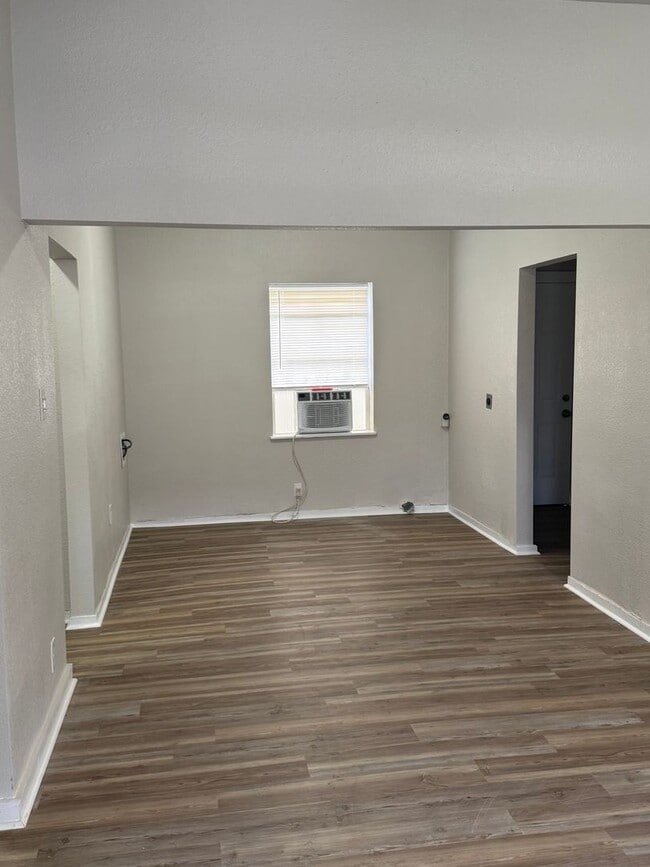 Foto del edificio - Fresh updates inside this 2 bedroom 1 bath apartment