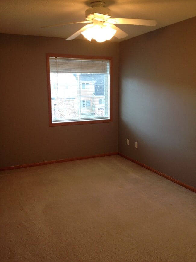 Building Photo - 562 Willoughby Way W