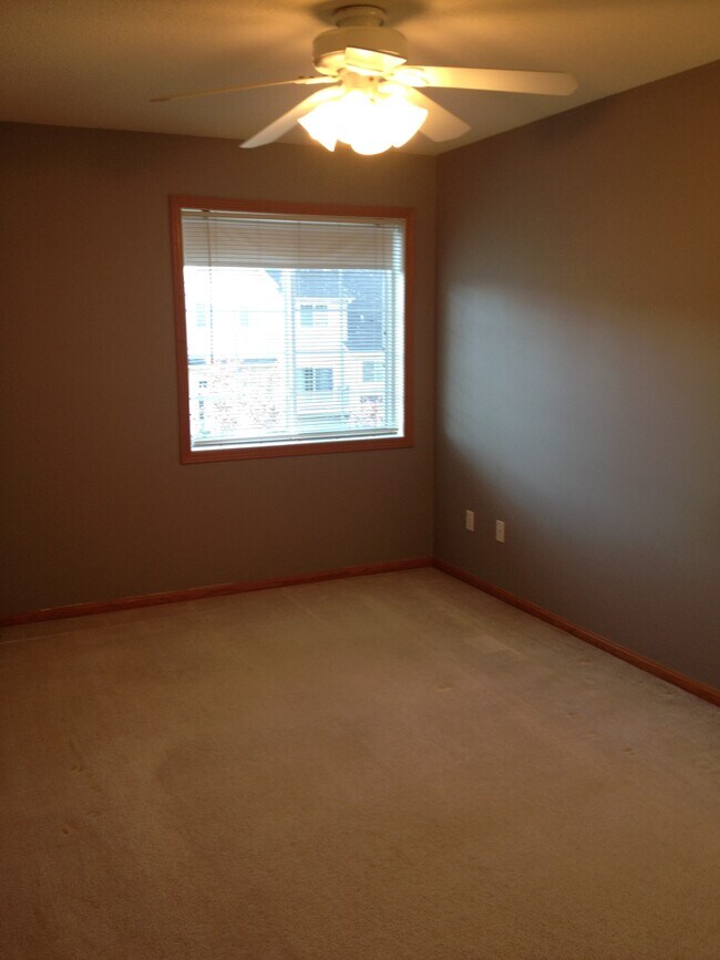 Foto del edificio - 562 Willoughby Way W