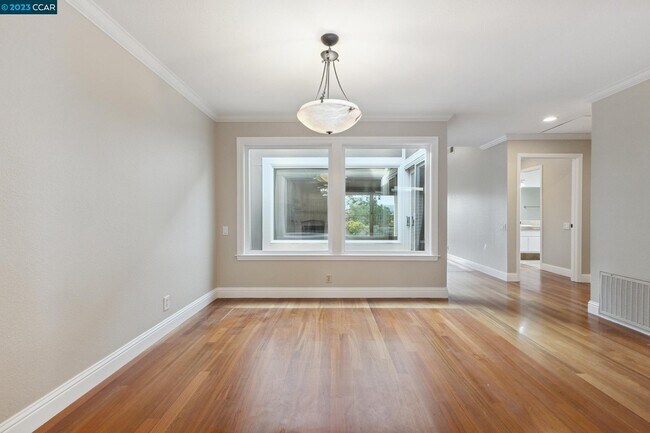 Building Photo - 553 Silver Lake Dr