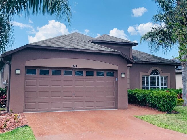 Building Photo - Waterfront View! 4 bed 2 bath 2 car garage