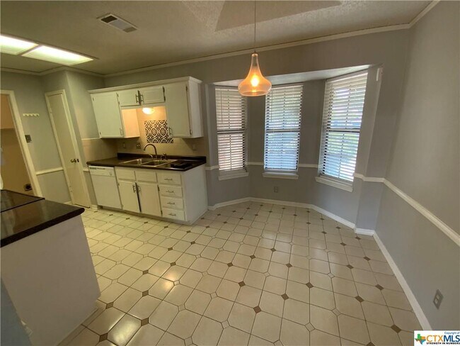 Building Photo - 1813 Meadowbrook Dr