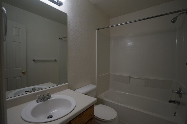 Foto del edificio - 470 Grey Swallow St