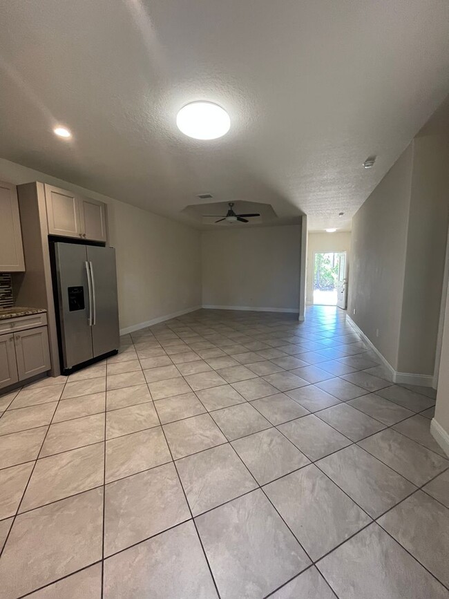 Building Photo - Charming 3 bedroom, 2 bathroom dulplex loc...