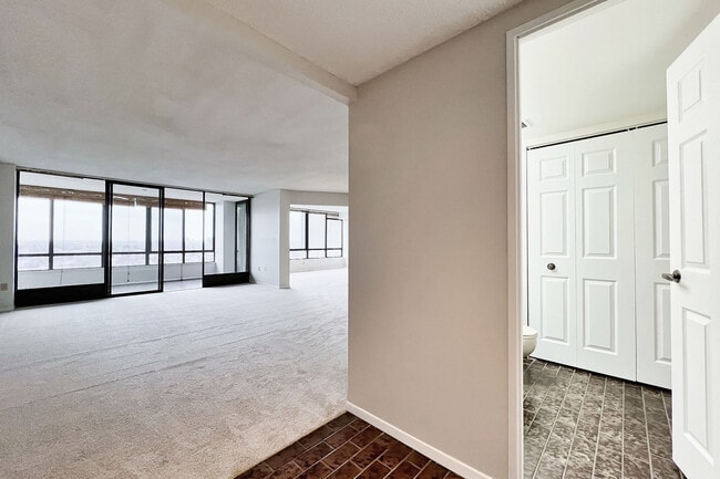 Building Photo - 65 Skymark Dr