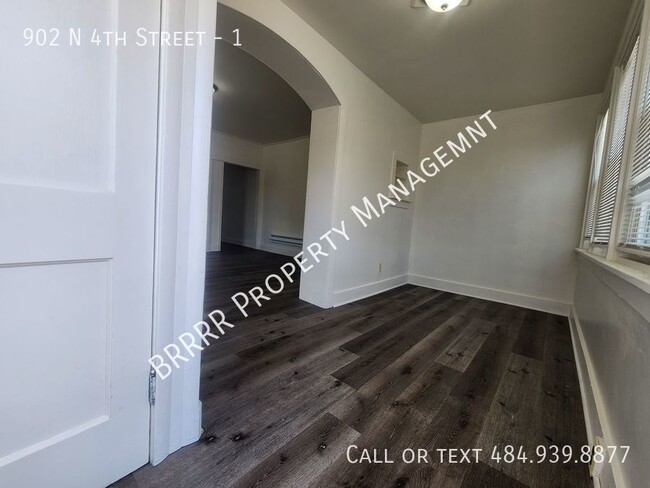 Building Photo - Spacious 2 bedroom 1 bathroom apartment in...