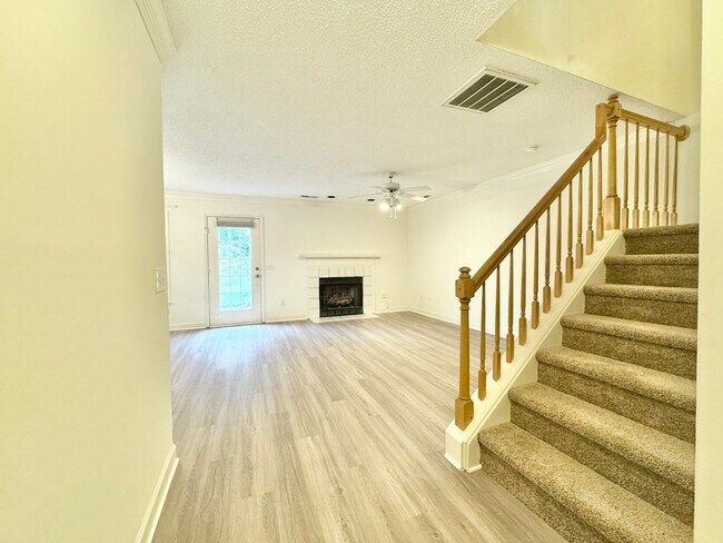 Foto del edificio - 3 BR Townhouse w/ Garage in Adams Farm