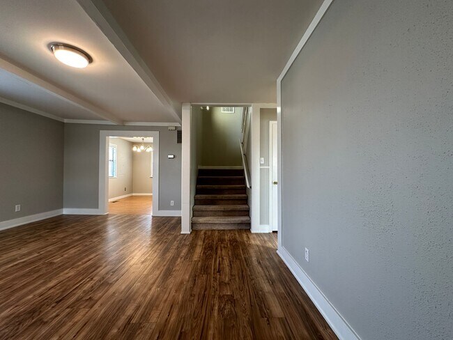 Building Photo - * Move-In Special * Beautiful 3 Bed / 2 Ba...