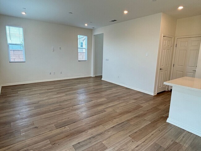 Building Photo - Modern, Energy-Efficient 3-Bedroom Lake El...