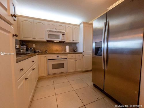 Foto del edificio - 8233 Harding Ave